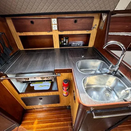 Farfalla Vintage Sailboat 보트호텔